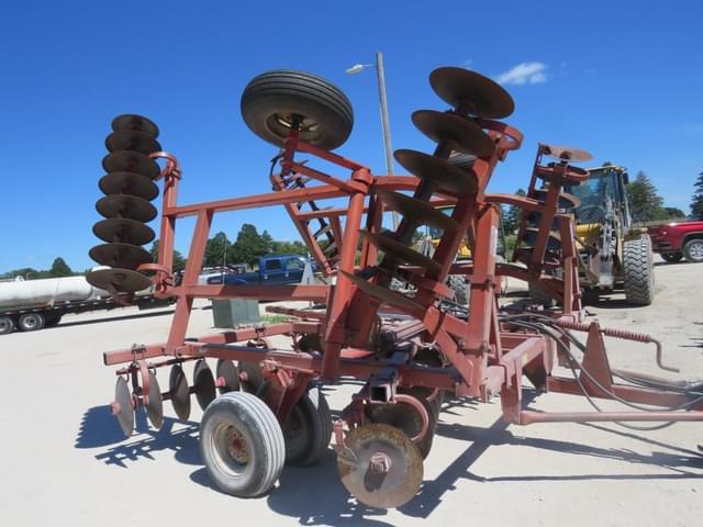 Image of Massey Ferguson 820 equipment image 1