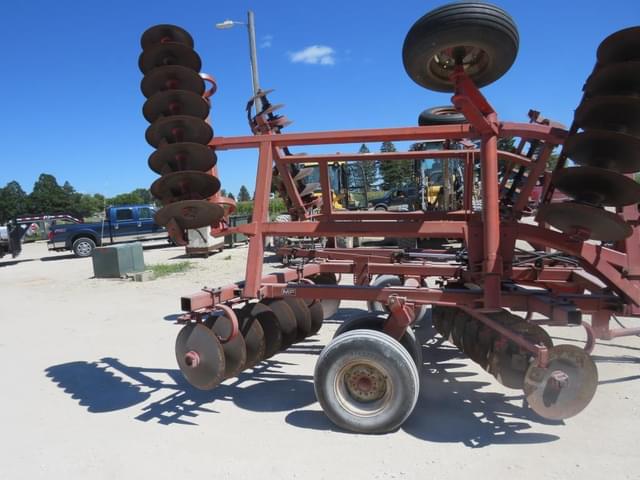 Image of Massey Ferguson 820 equipment image 2
