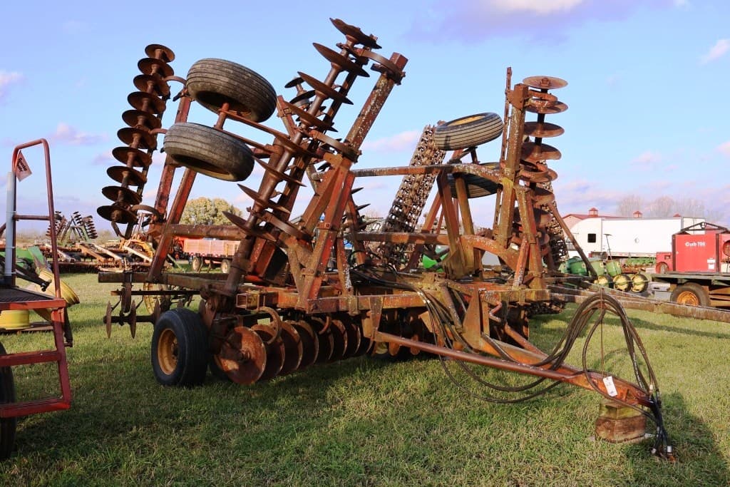 Image of Massey Ferguson 820 Primary image