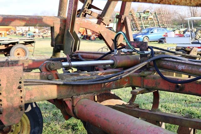 Image of Massey Ferguson 820 equipment image 4