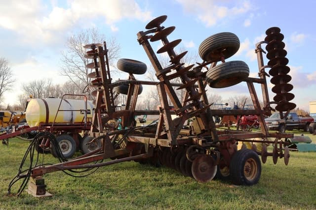 Image of Massey Ferguson 820 equipment image 1