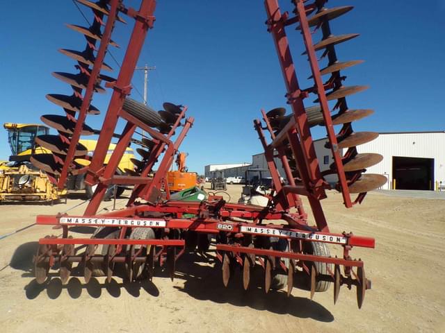 Image of Massey Ferguson 820 equipment image 4