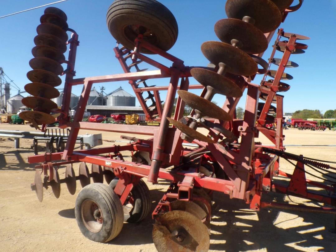 Image of Massey Ferguson 820 Primary image