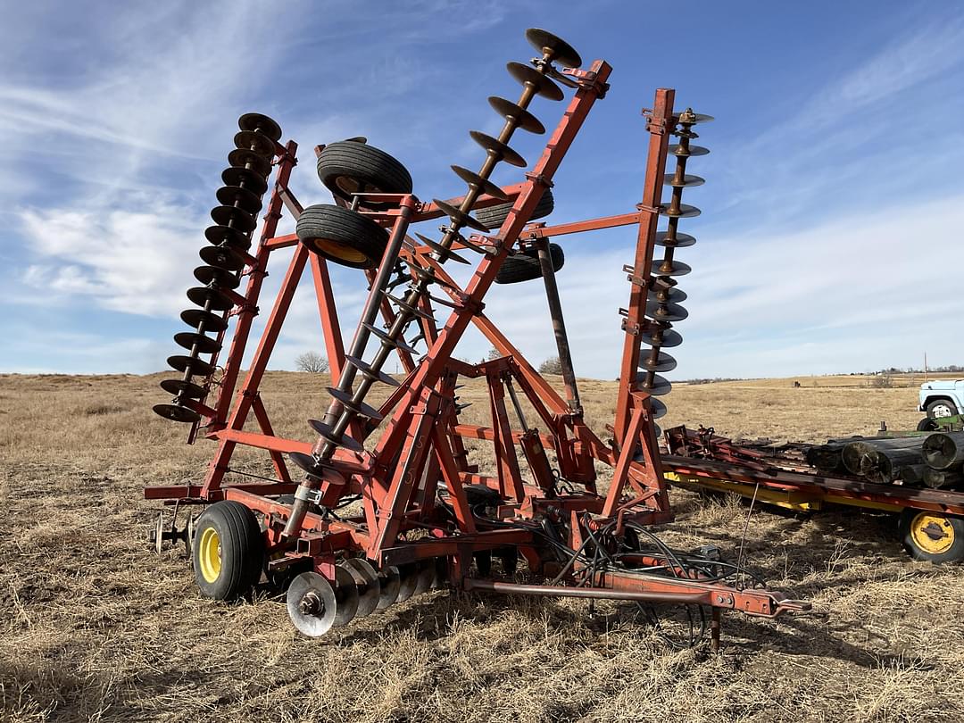 Image of Massey Ferguson 820 Primary image