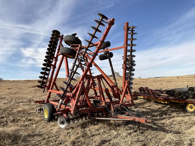 Image of Massey Ferguson 820 equipment image 1