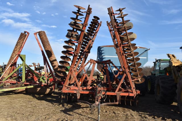 Image of Massey Ferguson 820 equipment image 1