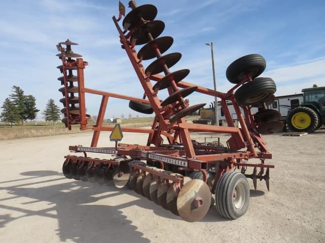 Image of Massey Ferguson 820 equipment image 2