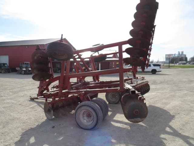 Image of Massey Ferguson 820 equipment image 4