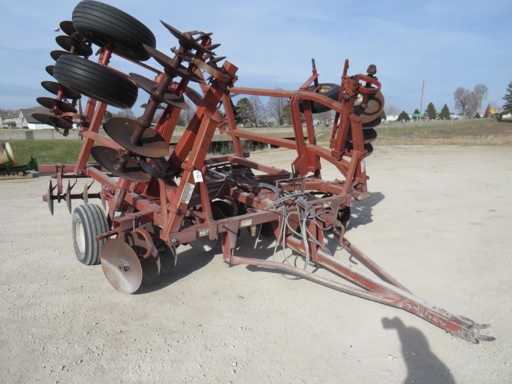 Massey Ferguson 820 Equipment Image0
