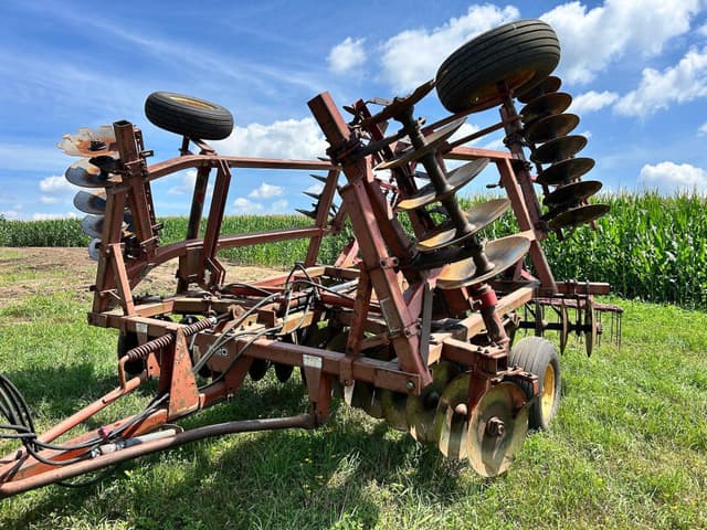 Image of Massey Ferguson 820 equipment image 1