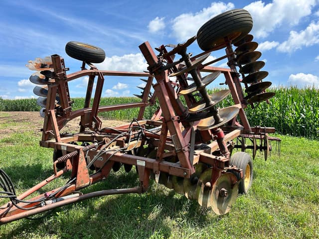 Image of Massey Ferguson 820 equipment image 1