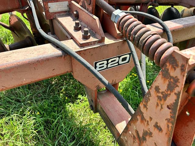 Image of Massey Ferguson 820 equipment image 3