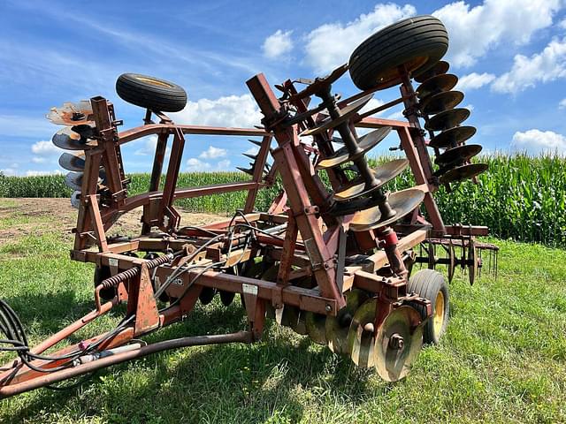 Image of Massey Ferguson 820 equipment image 1