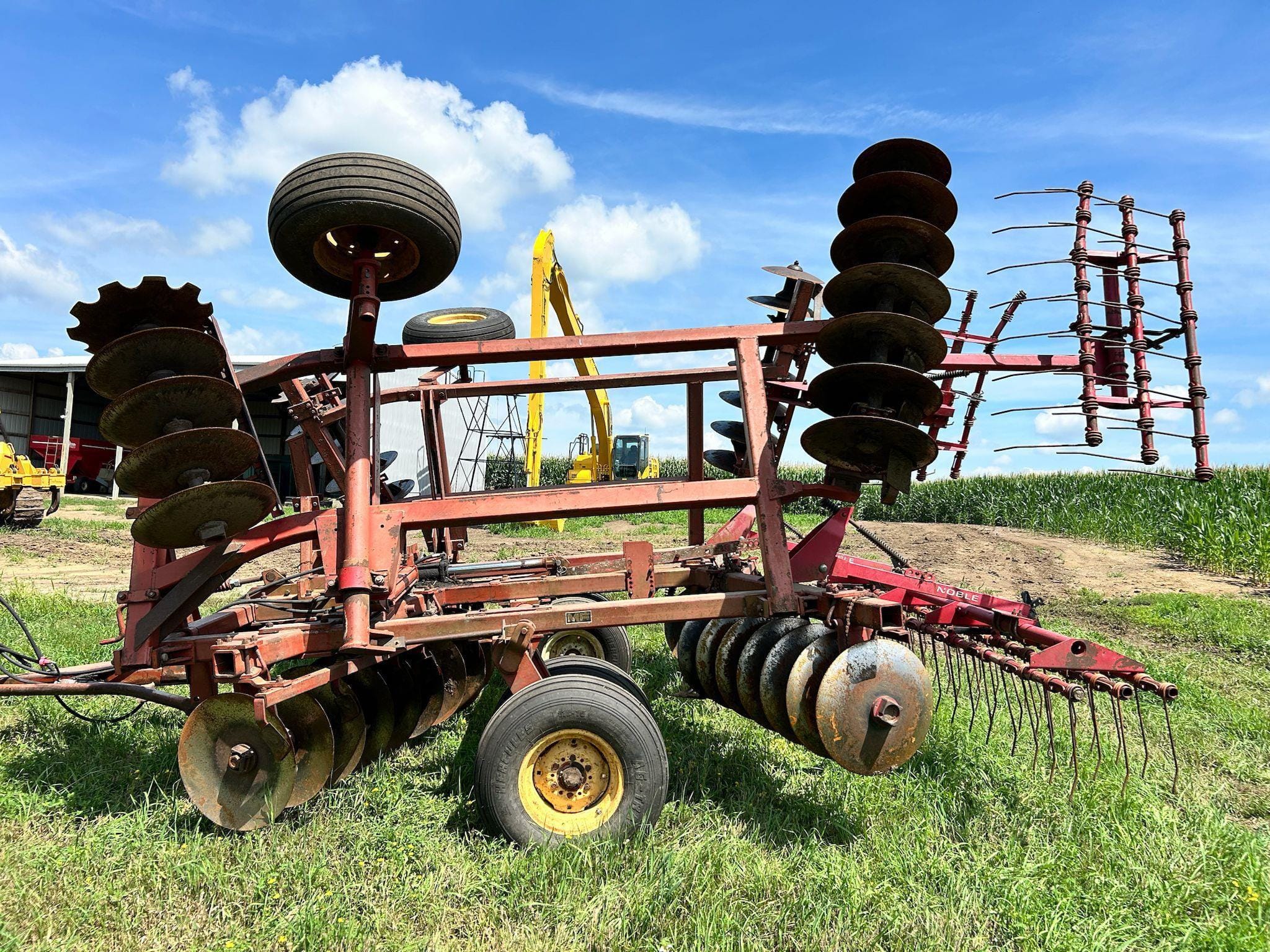 Massey Ferguson 820 Equipment Image0