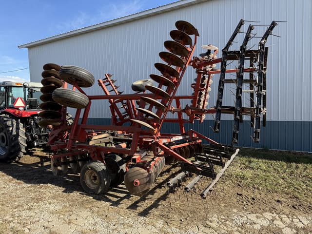 Image of Massey Ferguson 820 equipment image 1