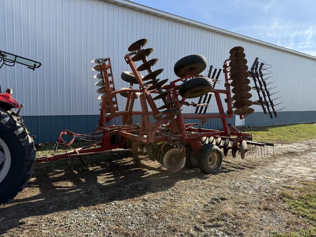 Image of Massey Ferguson 820 equipment image 2