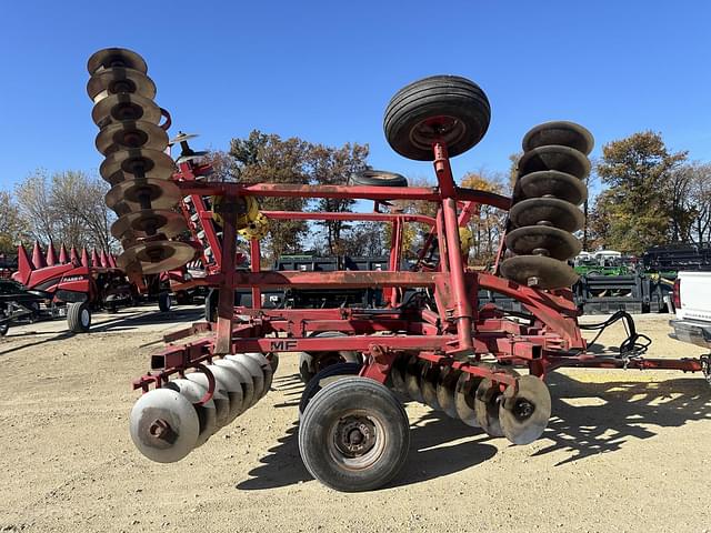 Image of Massey Ferguson 820 equipment image 2