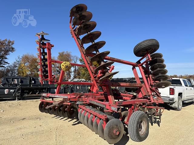 Image of Massey Ferguson 820 equipment image 3