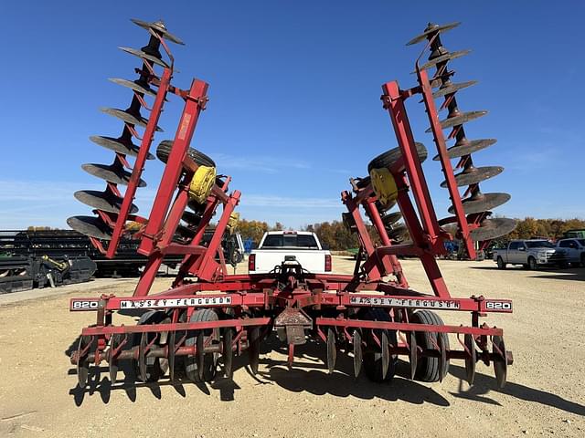 Image of Massey Ferguson 820 equipment image 4