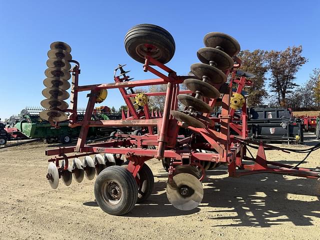 Image of Massey Ferguson 820 equipment image 1