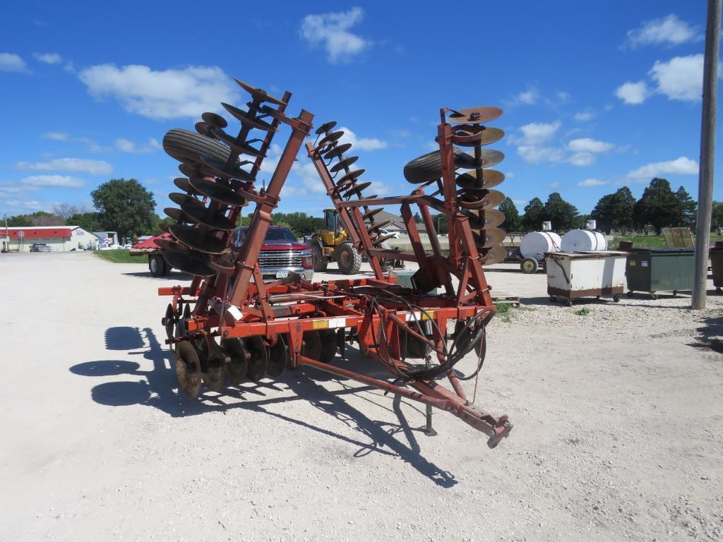 Image of Massey Ferguson 820 Image 0