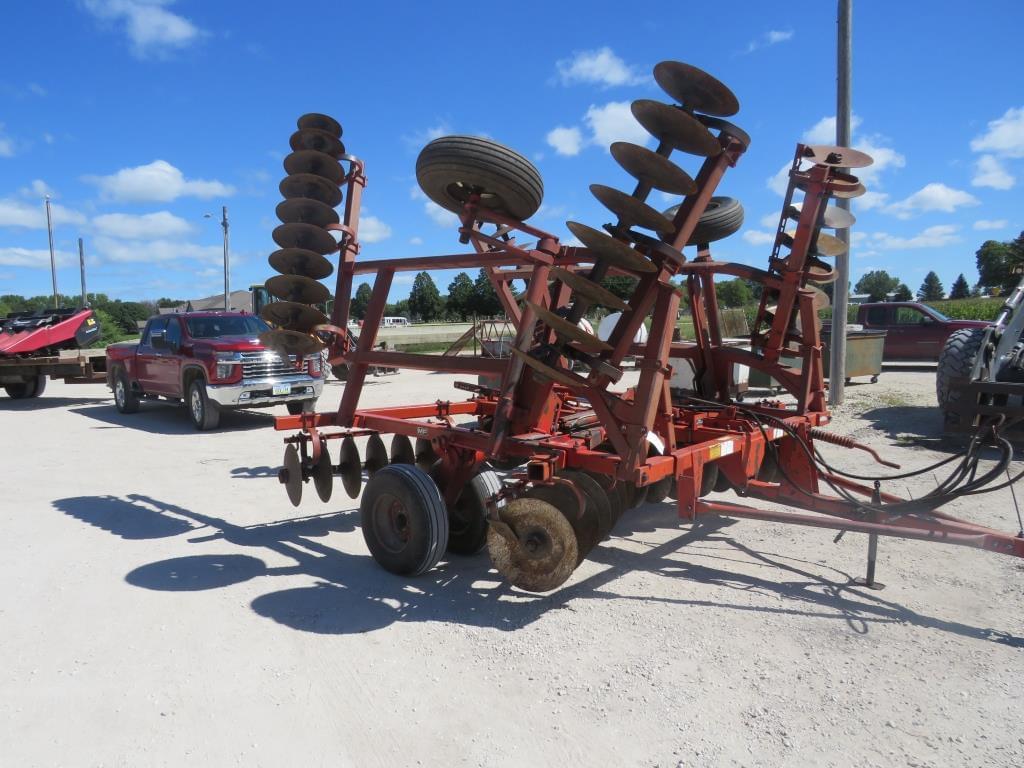 Image of Massey Ferguson 820 Image 1