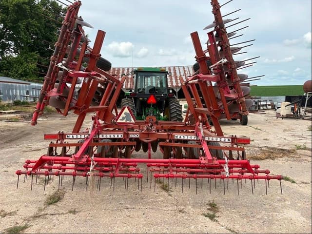 Image of Massey Ferguson 820 equipment image 3