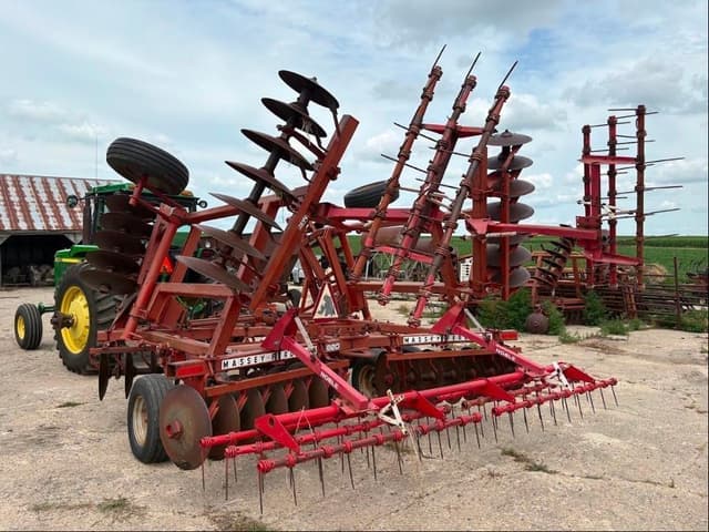 Image of Massey Ferguson 820 equipment image 1
