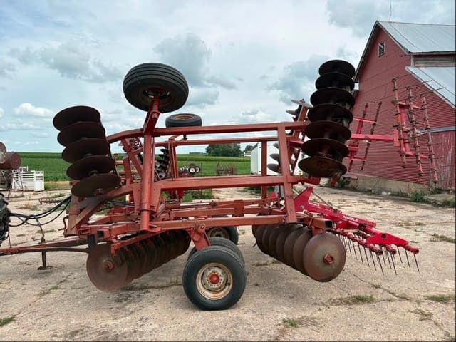 Image of Massey Ferguson 820 equipment image 4