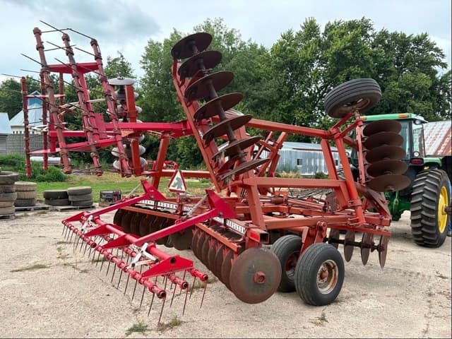 Image of Massey Ferguson 820 equipment image 2