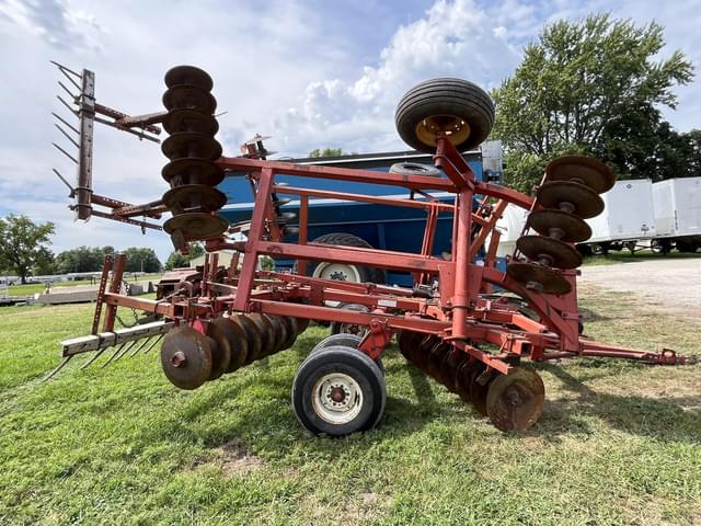 Image of Massey Ferguson 820 equipment image 1