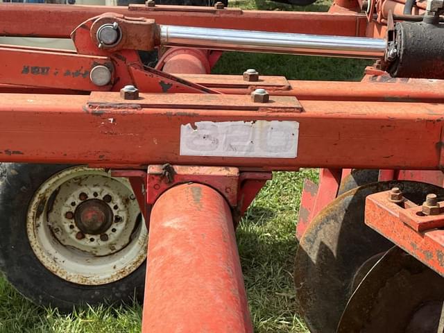 Image of Massey Ferguson 820 equipment image 2