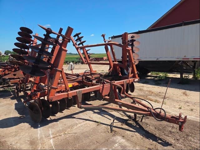 Image of Massey Ferguson 820 equipment image 1