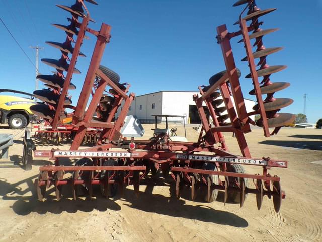 Image of Massey Ferguson 820 equipment image 4
