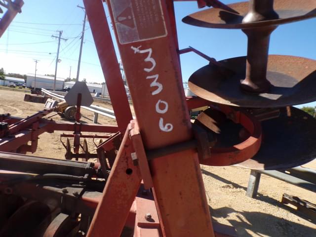 Image of Massey Ferguson 820 equipment image 1