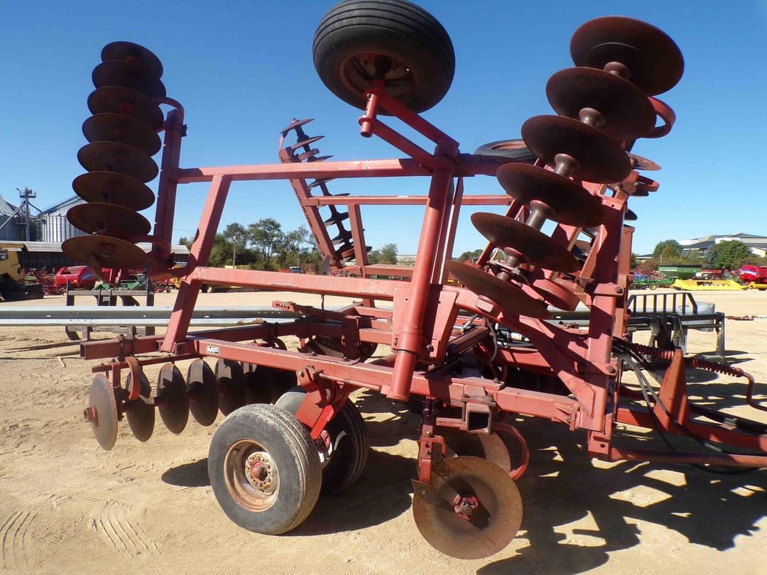Image of Massey Ferguson 820 Primary image