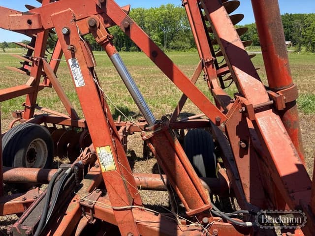 Image of Massey Ferguson 820 equipment image 2