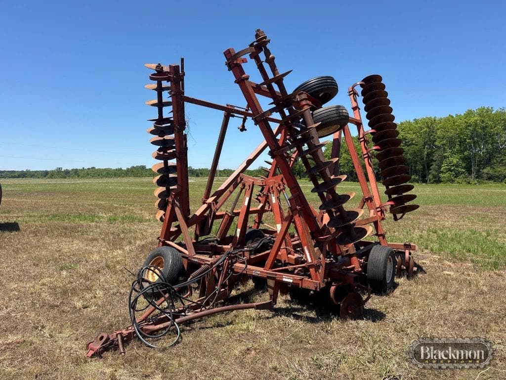 Image of Massey Ferguson 820 Primary image