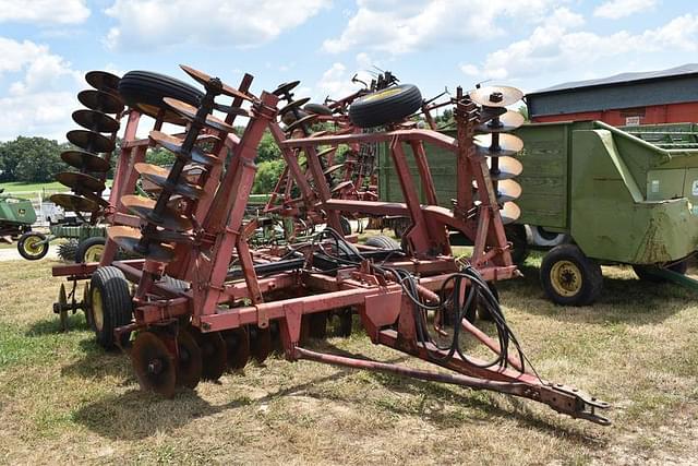 Image of Massey Ferguson 820 equipment image 2