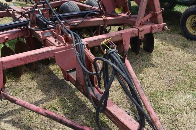 Image of Massey Ferguson 820 equipment image 4
