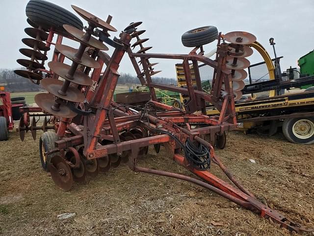 Image of Massey Ferguson 820 equipment image 1