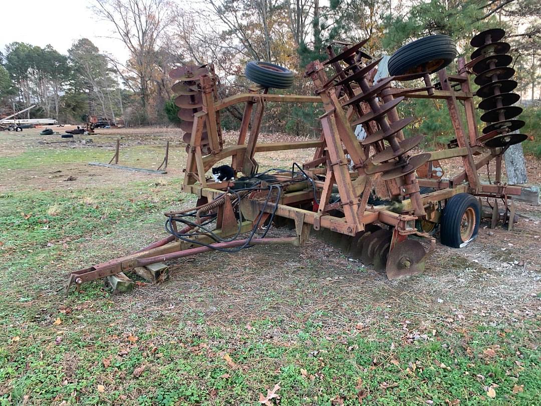 Image of Massey Ferguson 820 Primary image