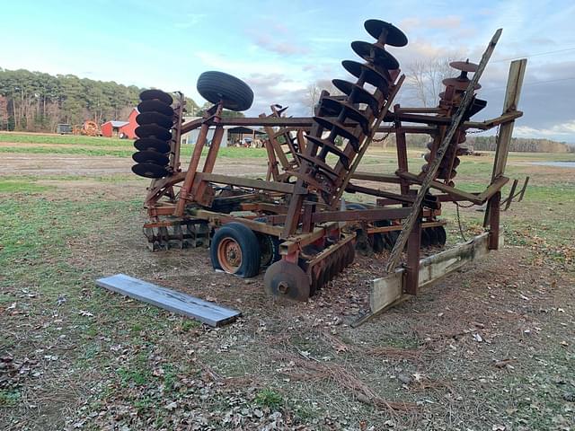 Image of Massey Ferguson 820 equipment image 1