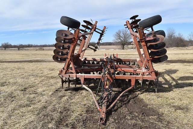 Image of Massey Ferguson 820 equipment image 1