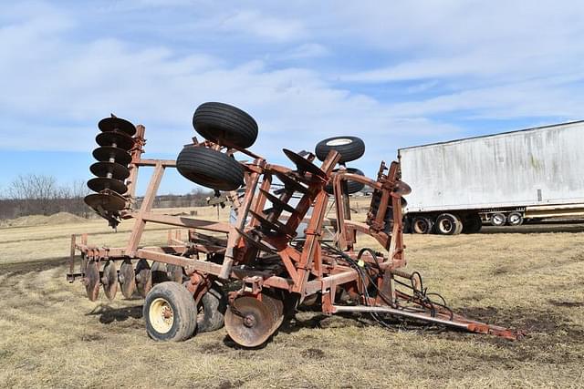 Image of Massey Ferguson 820 equipment image 4