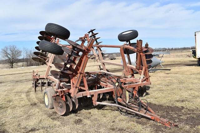 Image of Massey Ferguson 820 equipment image 2