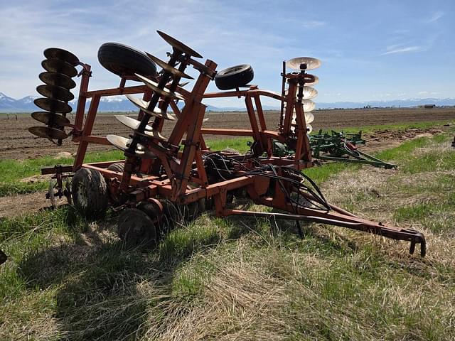 Image of Massey Ferguson 820 equipment image 2
