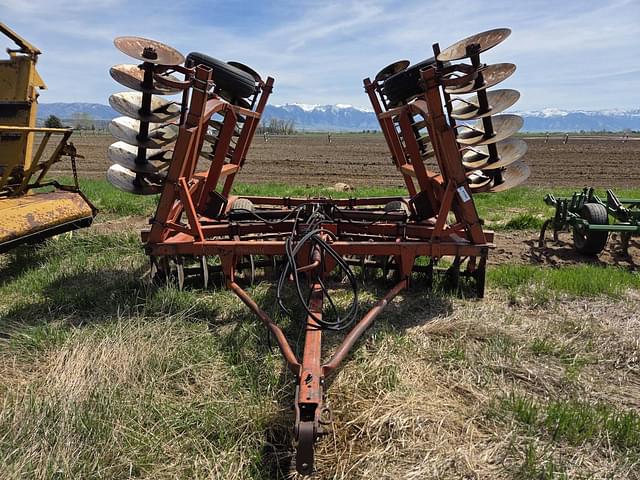 Image of Massey Ferguson 820 equipment image 1