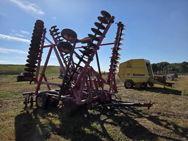 Image of Massey Ferguson 820 equipment image 1