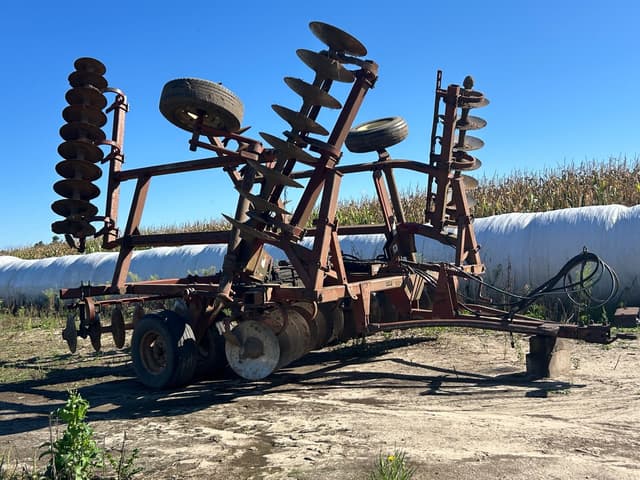 Image of Massey Ferguson 820 equipment image 1